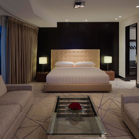 Andaz Capital Gate Abu Dhabi, By Hyatt Hotel Kültér fotó A bedroom at the hotel