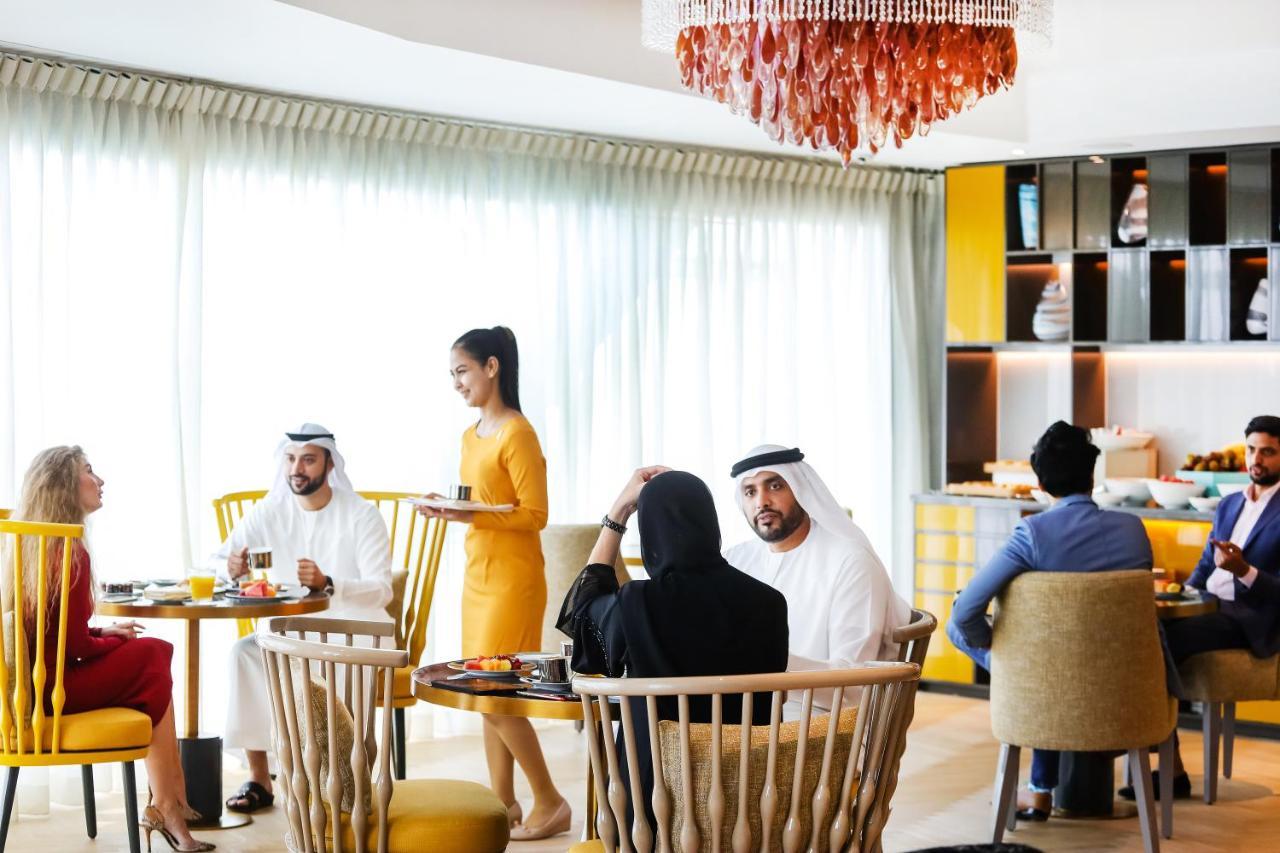 Andaz Capital Gate Abu Dhabi, By Hyatt Hotel Kültér fotó Emirati people at a restaurant