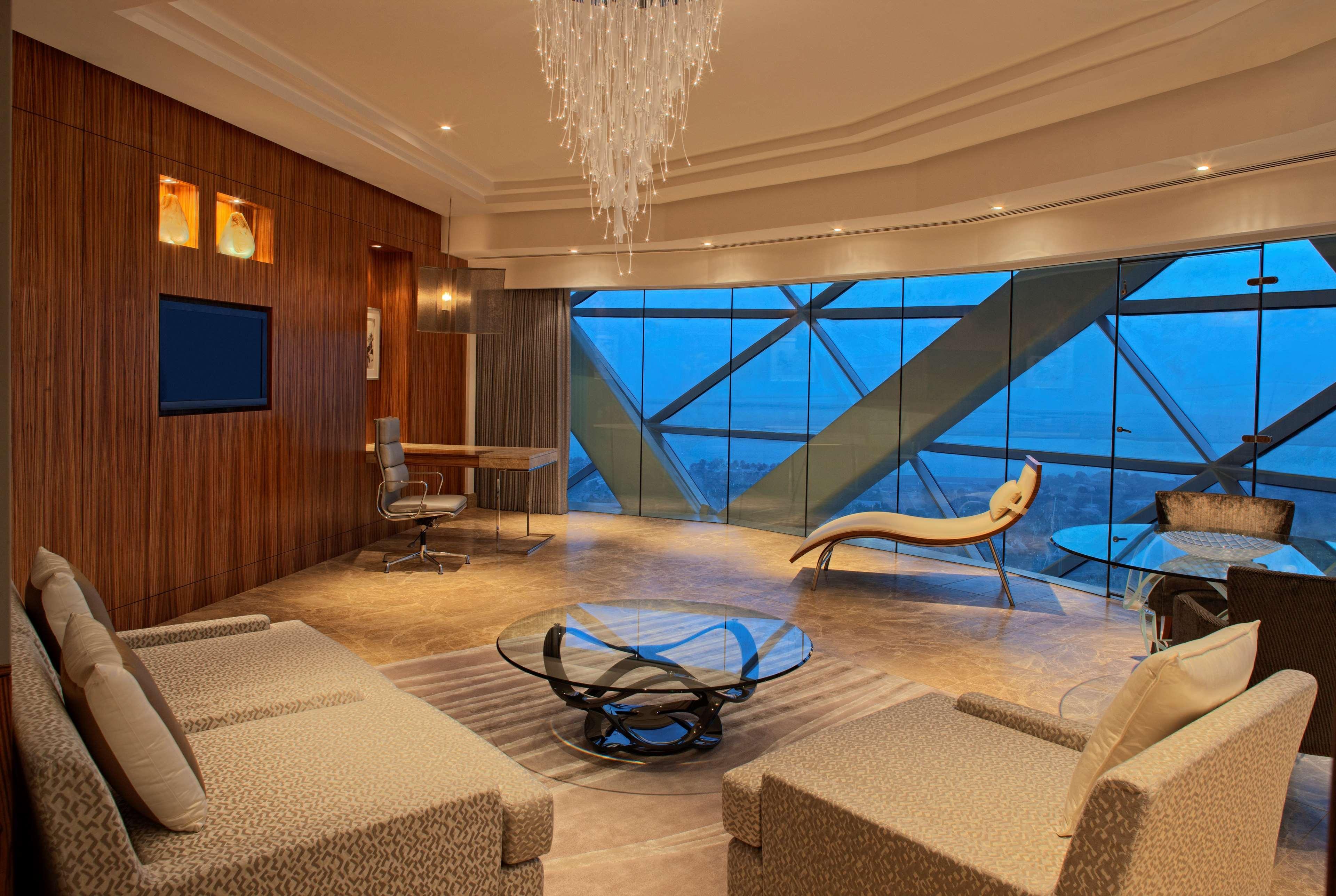 Andaz Capital Gate Abu Dhabi, By Hyatt Hotel Létesítmények fotó A suite at the hotel