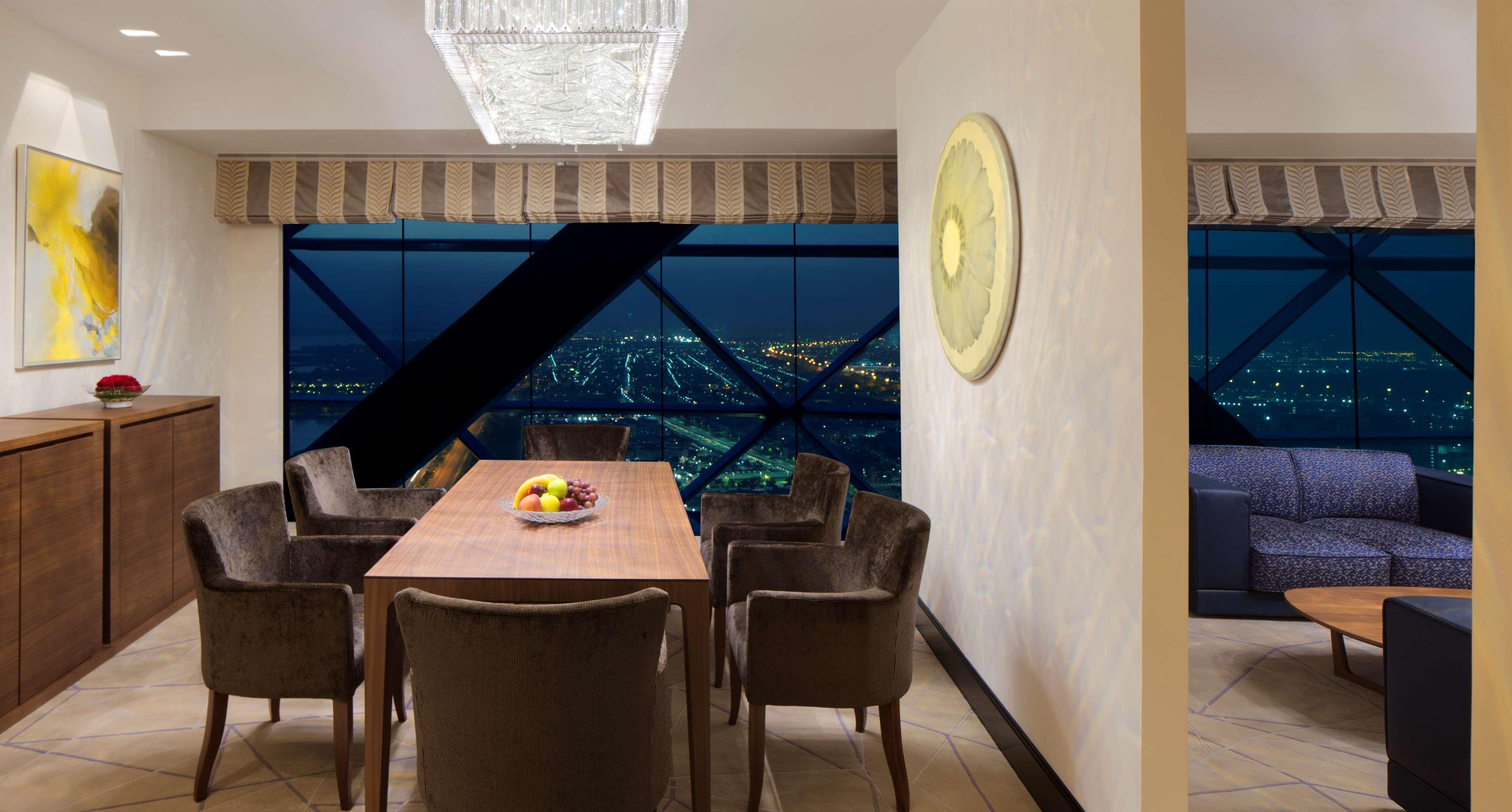 Andaz Capital Gate Abu Dhabi, By Hyatt Hotel Kültér fotó A suite at the hotel