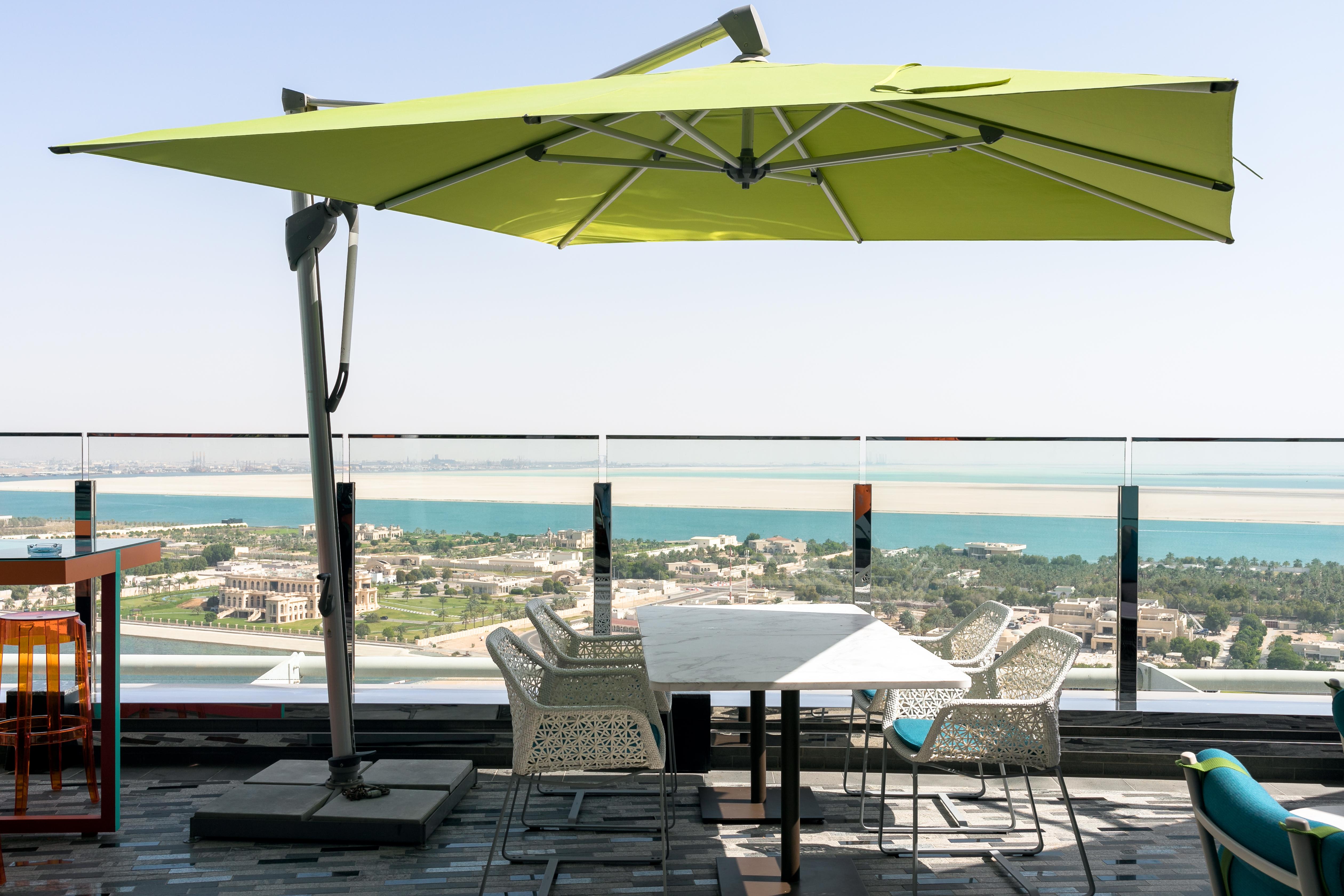 Andaz Capital Gate Abu Dhabi, By Hyatt Hotel Kültér fotó A cantilever umbrella
