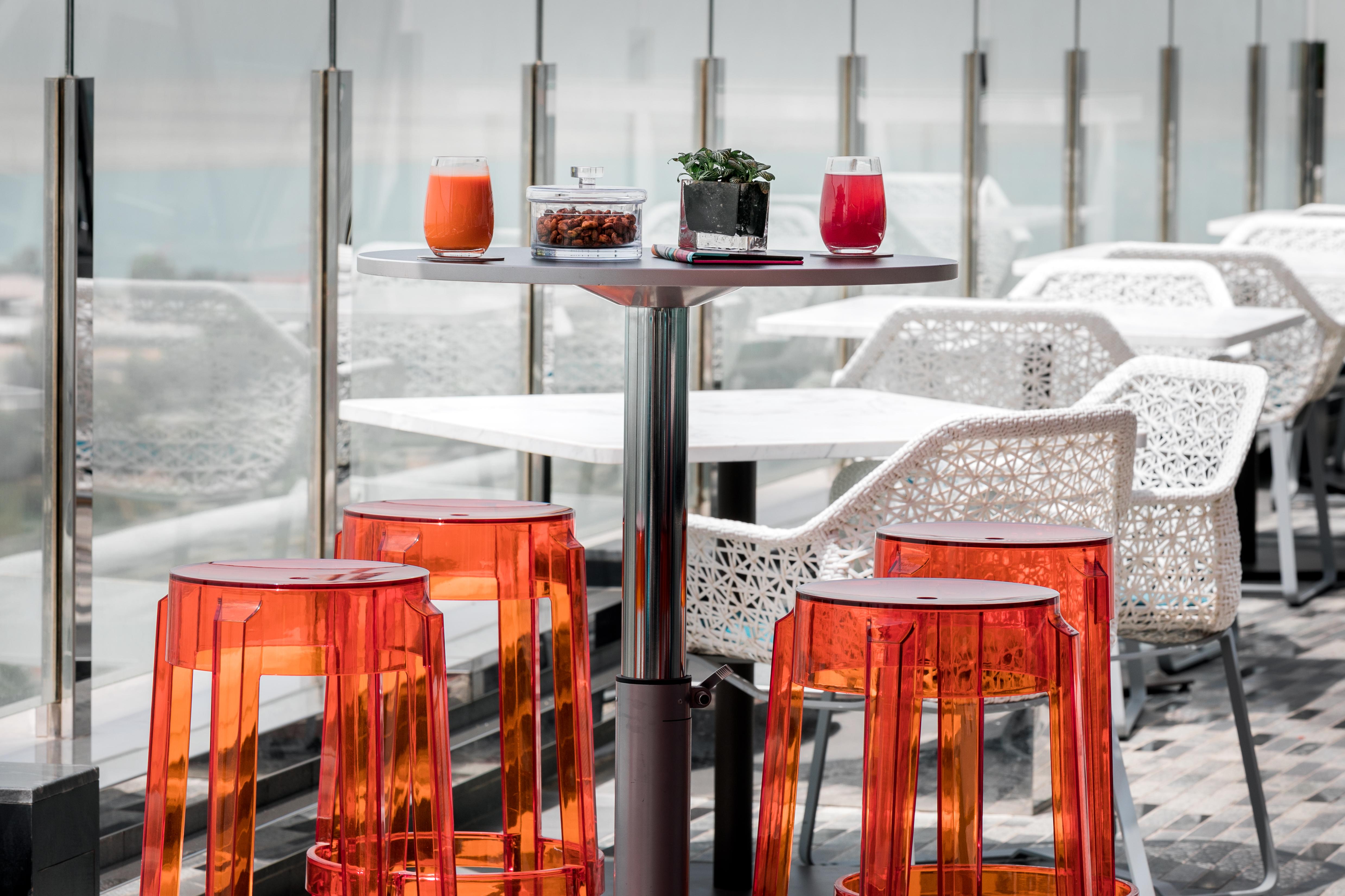 Andaz Capital Gate Abu Dhabi, By Hyatt Hotel Kültér fotó Bar stools
