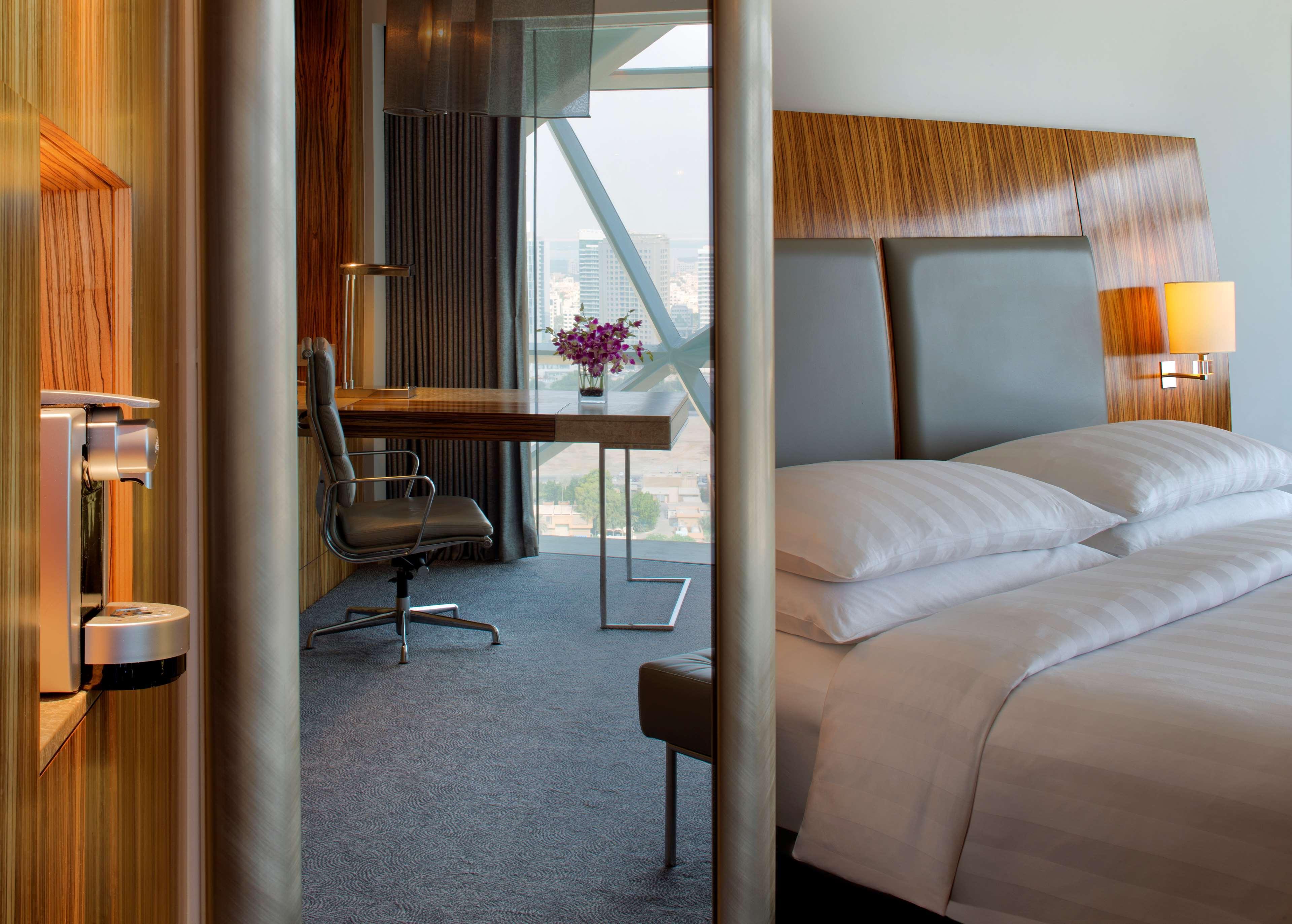 Andaz Capital Gate Abu Dhabi, By Hyatt Hotel Kültér fotó A guest room at the hotel