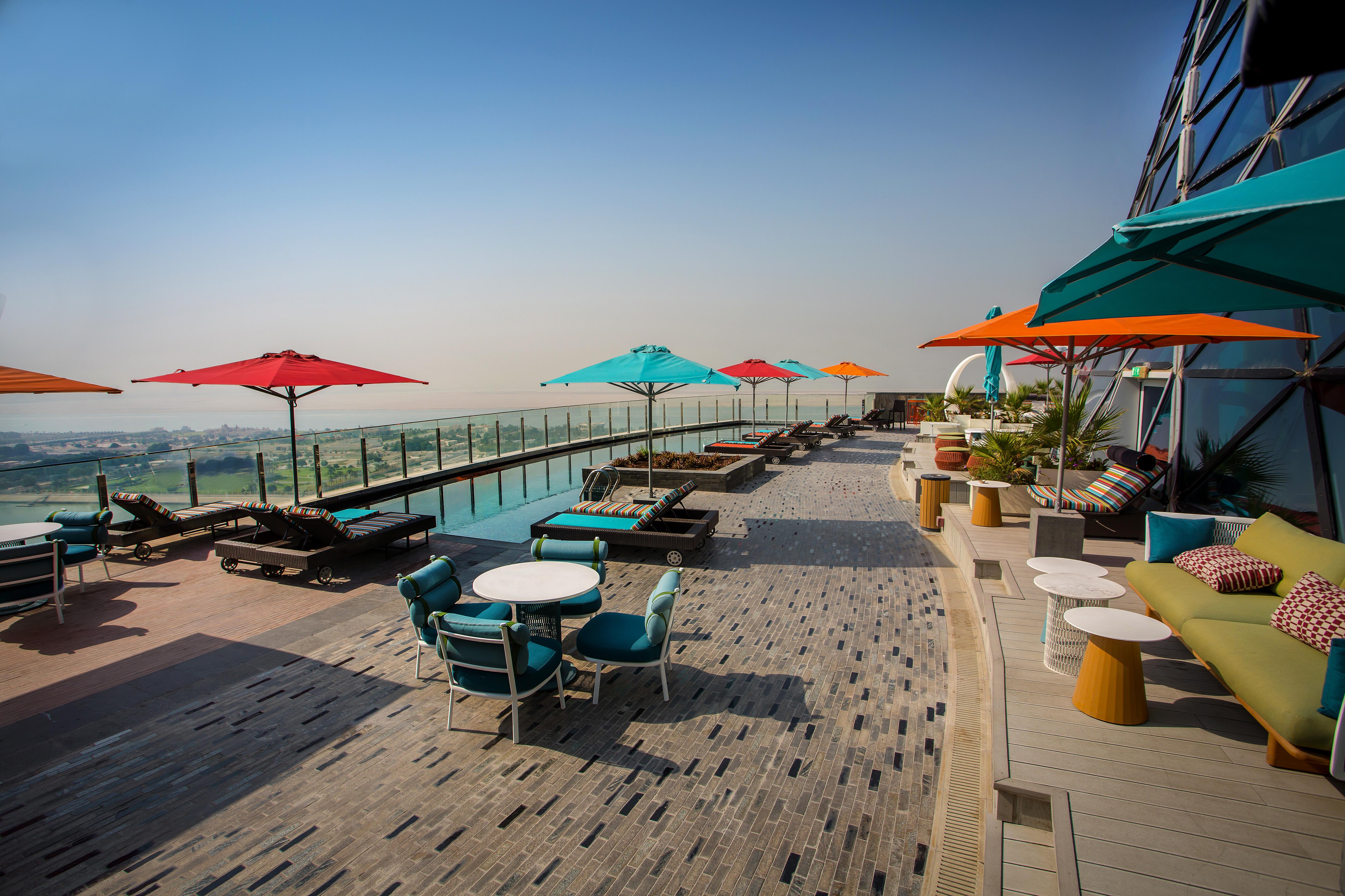 Andaz Capital Gate Abu Dhabi, By Hyatt Hotel Kültér fotó The rooftop pool at the hotel