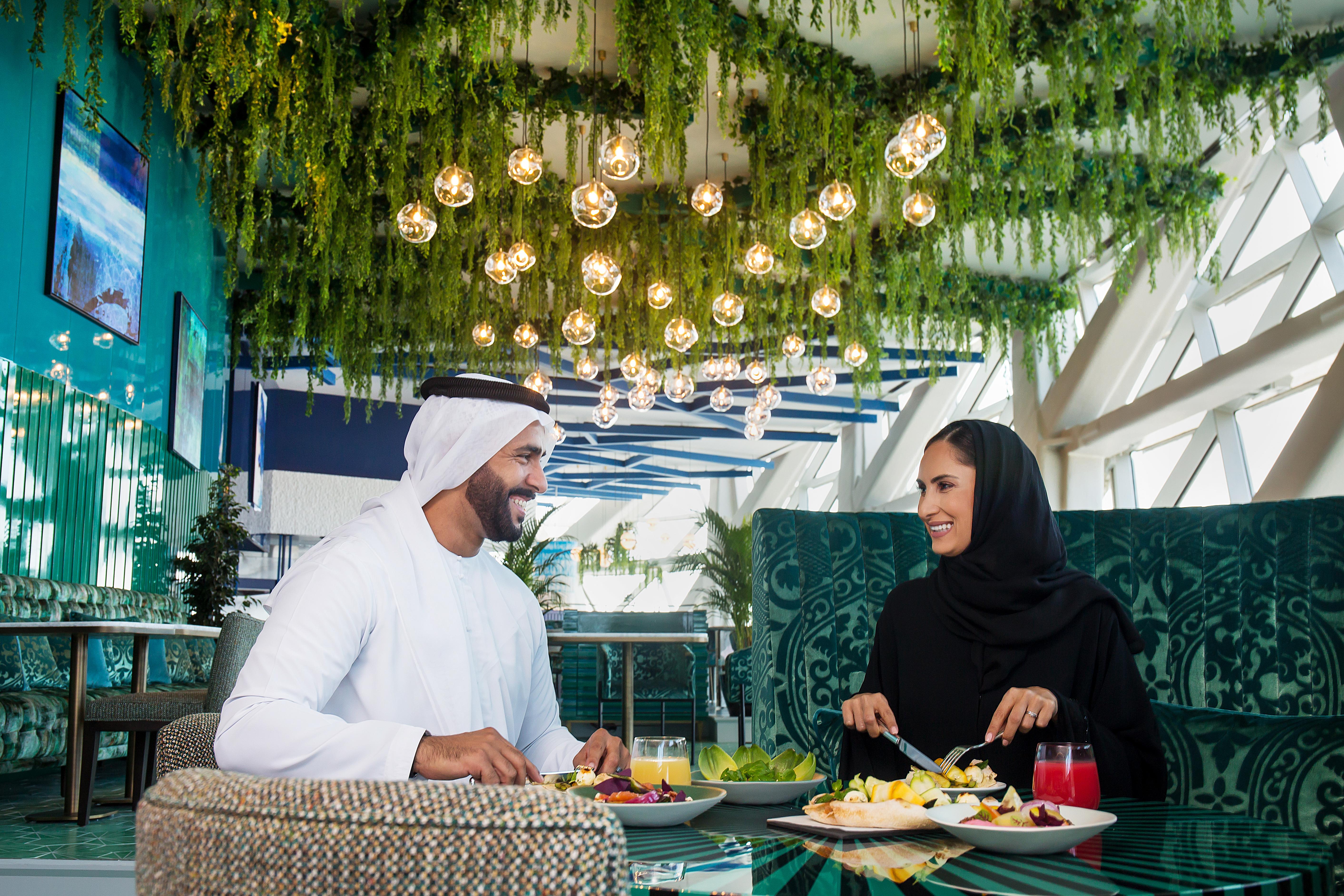 Andaz Capital Gate Abu Dhabi, By Hyatt Hotel Kültér fotó Emirati couple