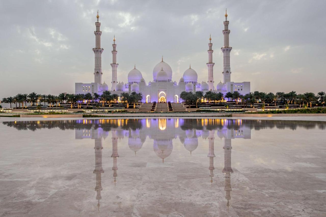 Andaz Capital Gate Abu Dhabi, By Hyatt Hotel Kültér fotó Sheikh Zayed Grand Mosque