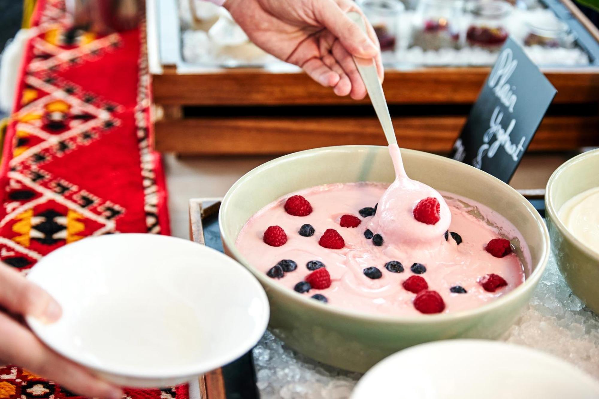 Andaz Capital Gate Abu Dhabi, By Hyatt Hotel Kültér fotó A bowl of frozen yogurt with fruit