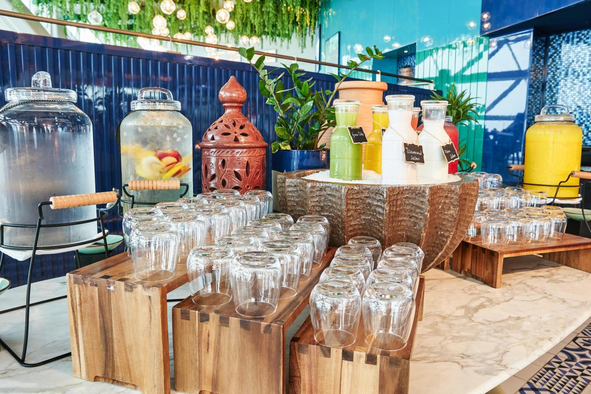 Andaz Capital Gate Abu Dhabi, By Hyatt Hotel Kültér fotó The Juice Bar