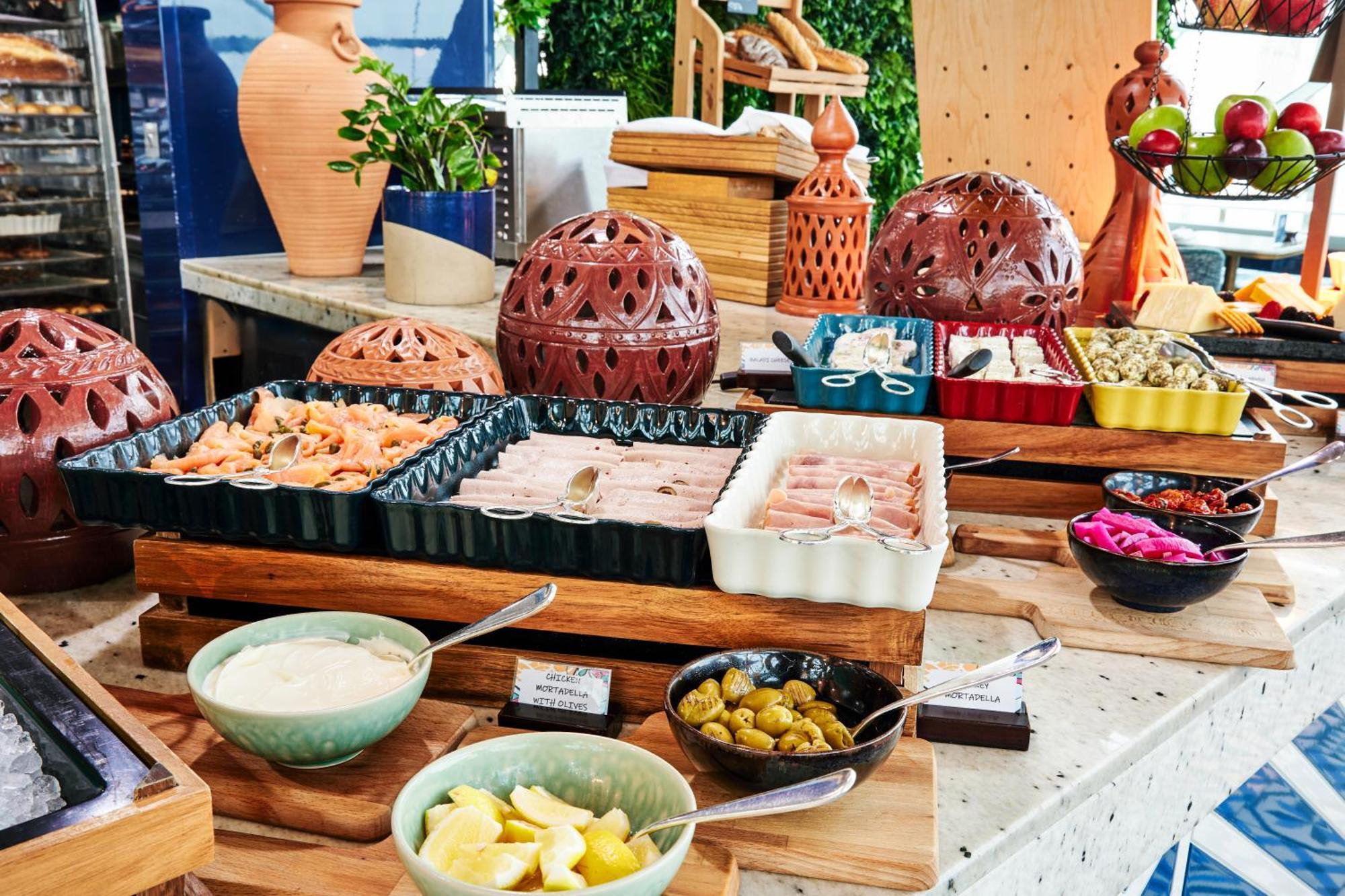 Andaz Capital Gate Abu Dhabi, By Hyatt Hotel Kültér fotó A buffet at a hotel