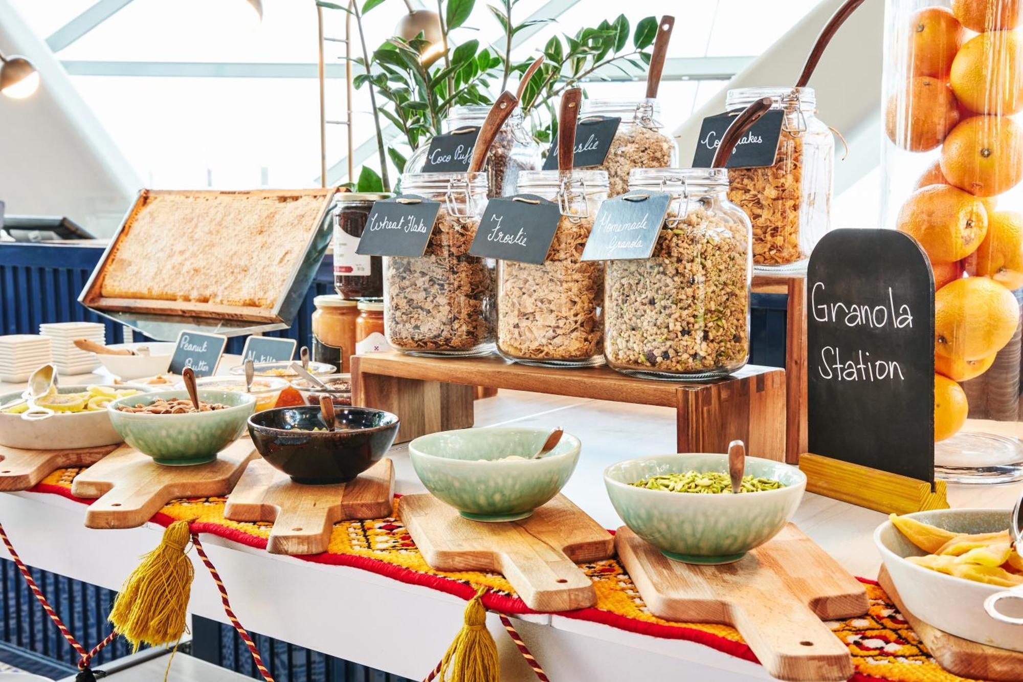 Andaz Capital Gate Abu Dhabi, By Hyatt Hotel Kültér fotó A granola bar