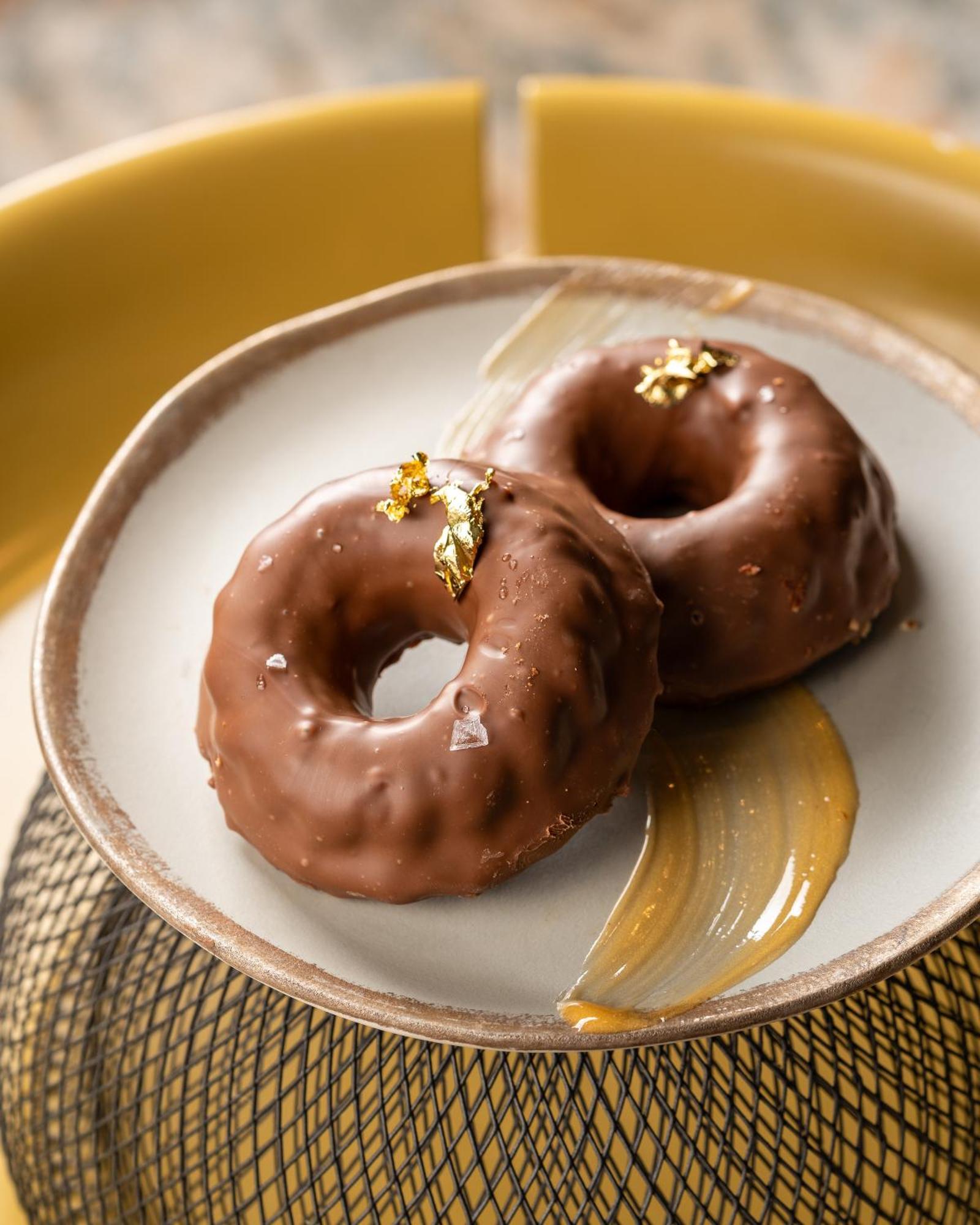 Andaz Capital Gate Abu Dhabi, By Hyatt Hotel Kültér fotó Chocolate-covered doughnuts